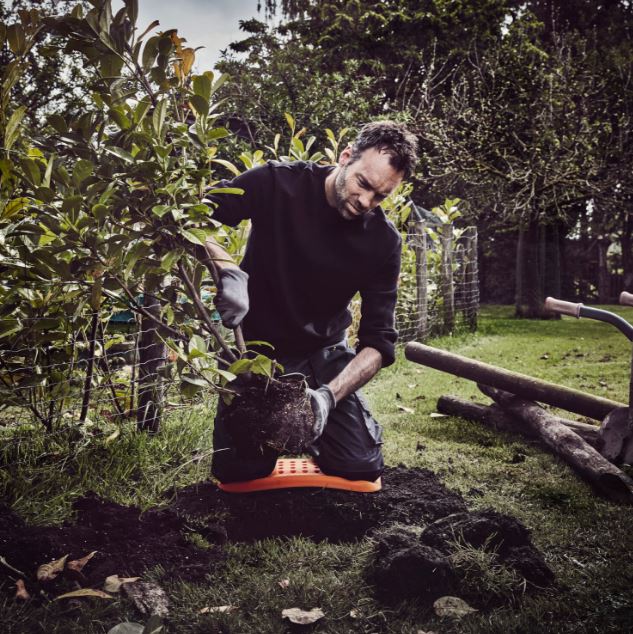 Pieza para trabajar de rodillas Fento Board, su cuña ergonómica garantiza una correcta distribución de la presión sobre la parte inferior de la pierna, evitando problemas de rodilla y espalda, base resistente y antideslizante