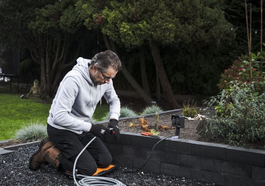 Pieza para trabajar de rodillas Fento Board M2, superficie antideslizante, zona imantada para dejar piezas y herramientas.