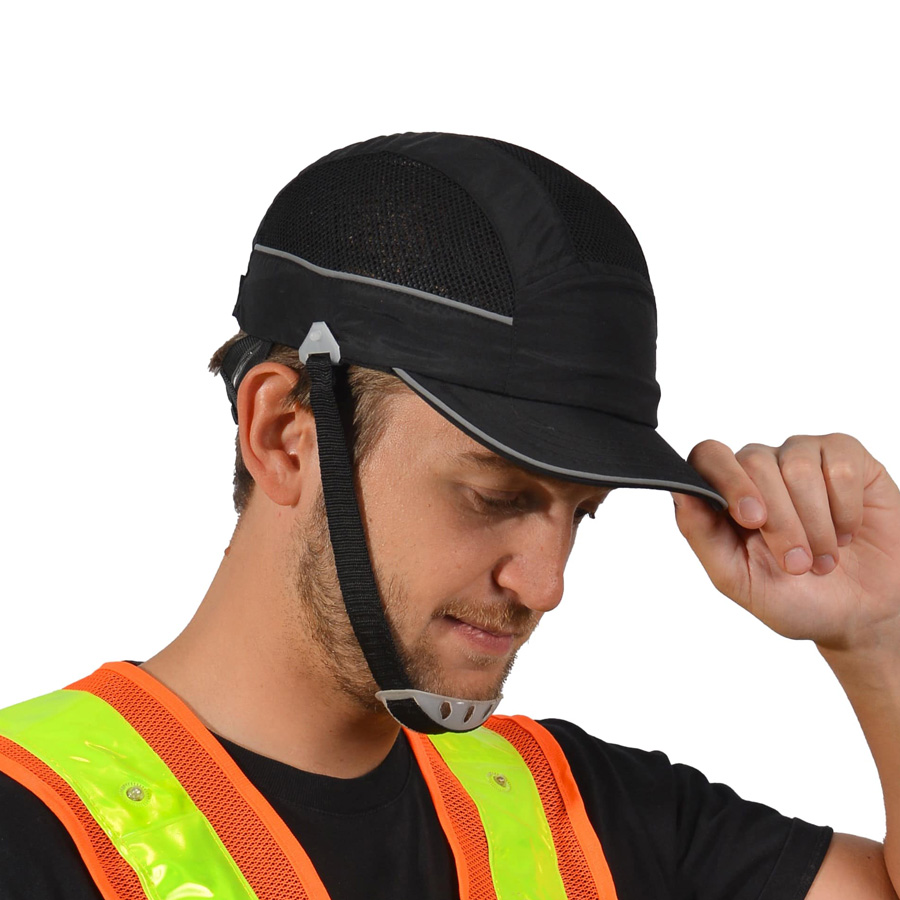 Gorra de seguridad DEFENDER con protección lateral gracias a su carcasa rígida de ABS y un diseño ventilado que mejora la comodidad. Incorpora bandas reflectantes para mayor visibilidad, es cómoda para uso prolongado.