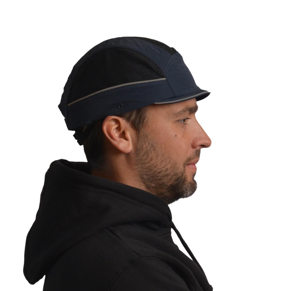 Gorra de seguridad DEFENDER con protección lateral gracias a su carcasa rígida de ABS y un diseño ventilado que mejora la comodidad. Incorpora bandas reflectantes para mayor visibilidad, es cómoda para uso prolongado.